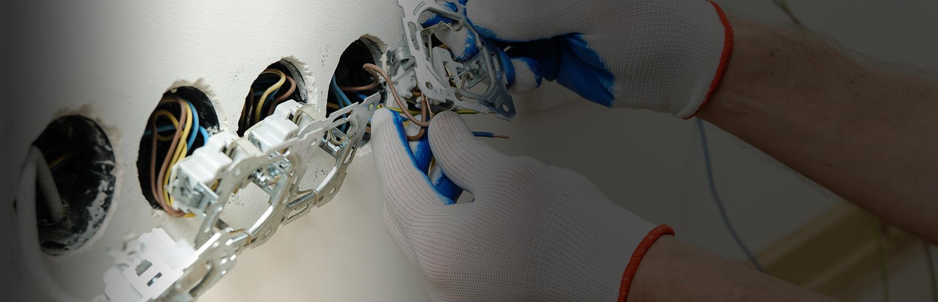 Elektryk instaluje gniazdka elektryczne Slajd 2